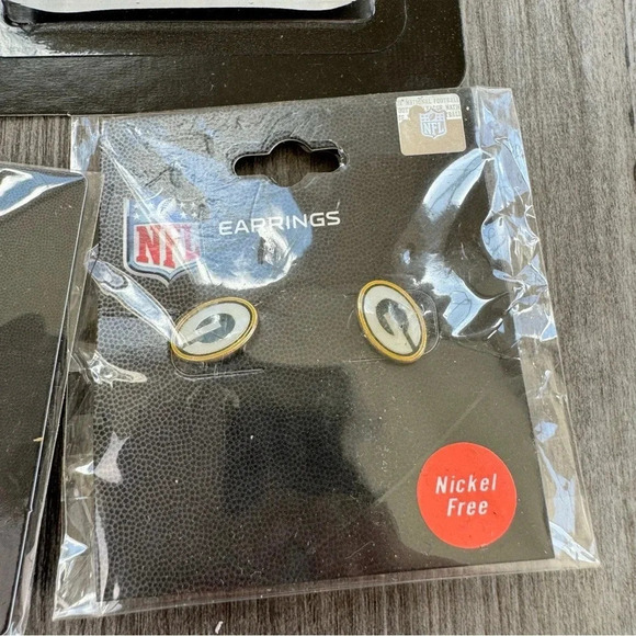 Green Bay Packers Earrings, Pin and Tattoo Bundle- ALL NEW! - Picture 4 of 5